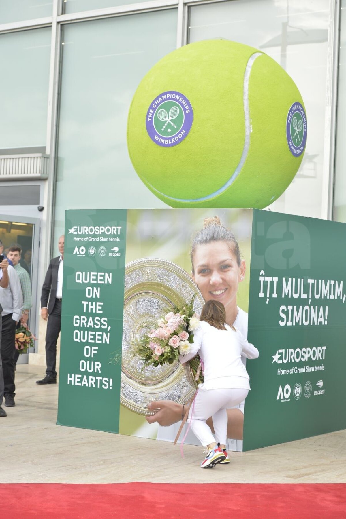 SIMONA HALEP A REVENIT ÎN ROMÂNIA // FOTO De la scară până în Rolls » Cele mai tari 20 de imagini de la sosirea campioanei de la Wimbledon 2019 