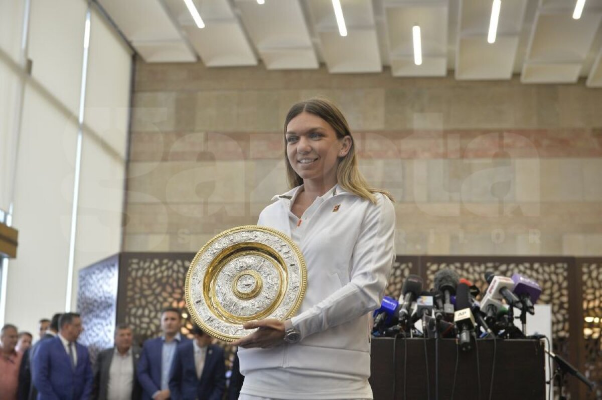 SIMONA HALEP A REVENIT ÎN ROMÂNIA // FOTO De la scară până în Rolls » Cele mai tari 20 de imagini de la sosirea campioanei de la Wimbledon 2019 