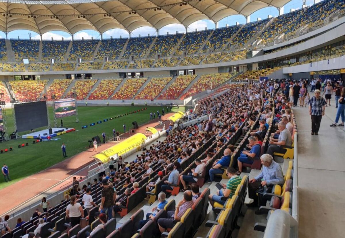 VIDEO+ FOTO Simona Halep a prezentat trofeul de la Wimbledon: „Mulțumesc, România! Vreau ca 1 milion de copii să meargă la tenis” » 30.000 de fani au fost pe Arena Națională