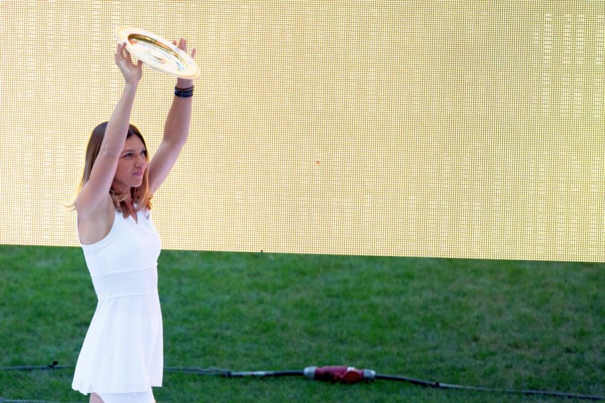 VIDEO+ FOTO Simona Halep a prezentat trofeul de la Wimbledon: „Mulțumesc, România! Vreau ca 1 milion de copii să meargă la tenis” » 30.000 de fani au fost pe Arena Națională