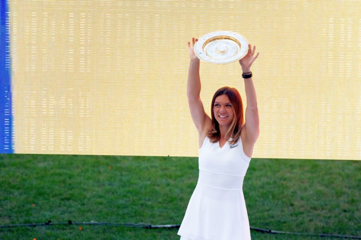 VIDEO+ FOTO Simona Halep a prezentat trofeul de la Wimbledon: „Mulțumesc, România! Vreau ca 1 milion de copii să meargă la tenis” » 30.000 de fani au fost pe Arena Națională