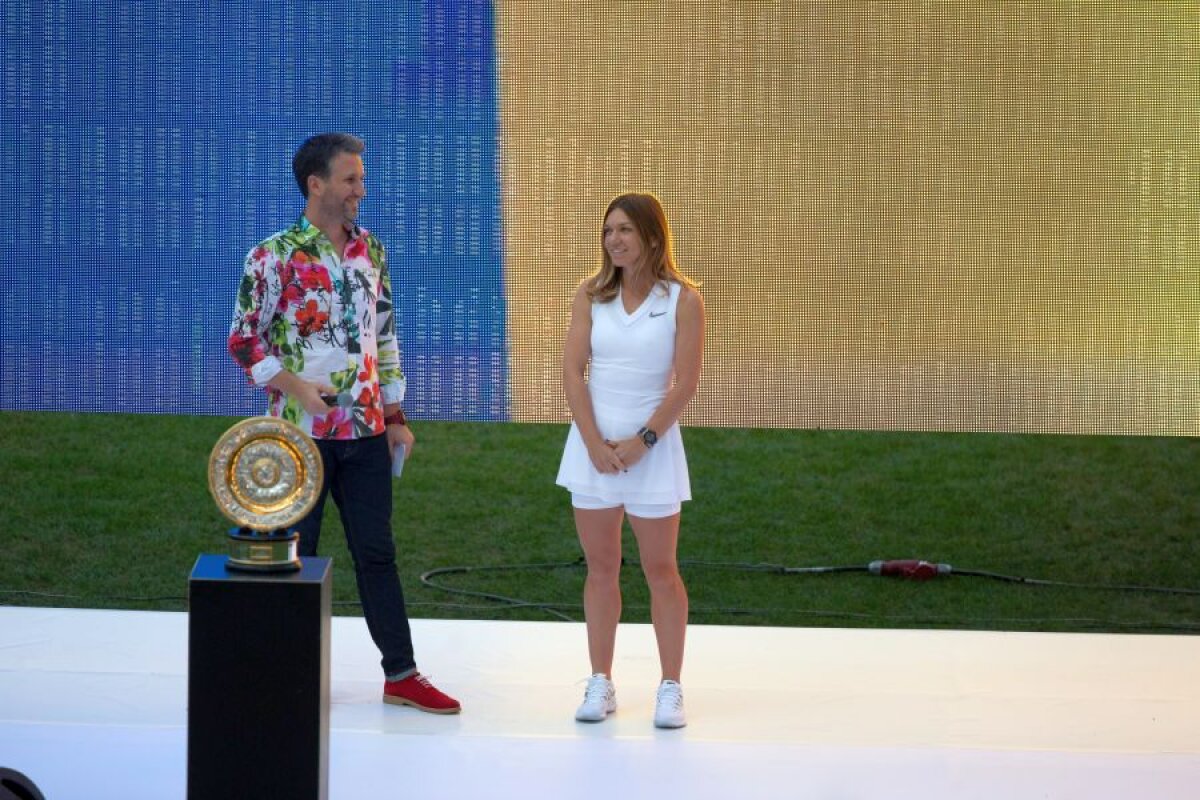 VIDEO+ FOTO Simona Halep a prezentat trofeul de la Wimbledon: „Mulțumesc, România! Vreau ca 1 milion de copii să meargă la tenis” » 30.000 de fani au fost pe Arena Națională