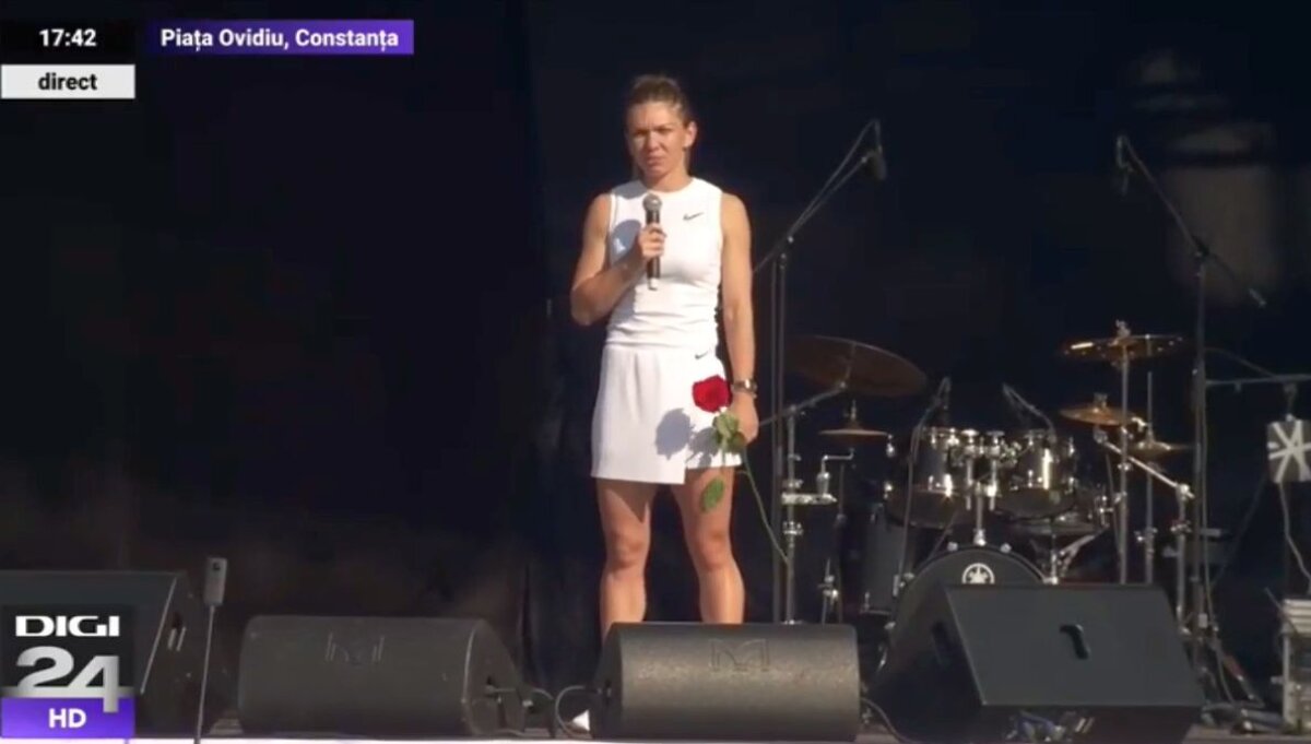 VIDEO+FOTO Simona Halep le-a prezentat trofeul de la Wimbledon constănțenilor: mii de oameni au întâmpinat-o cu urale! A urcat pe scenă cu nepoata ei, Tania