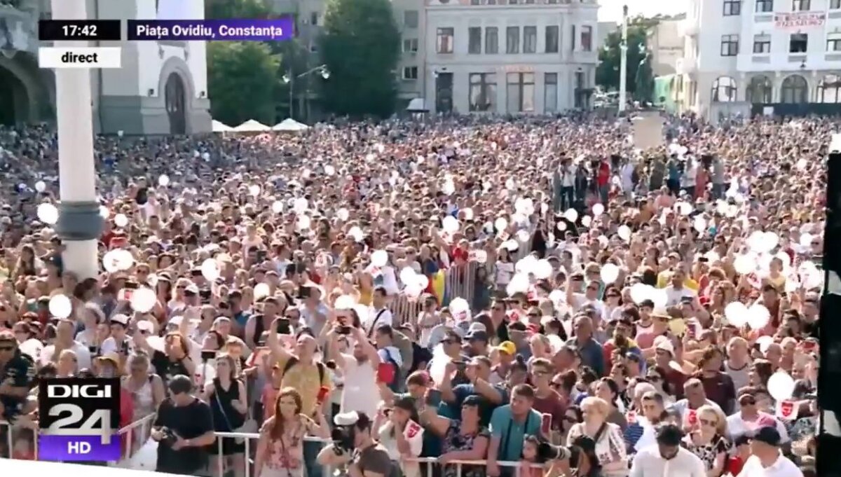 VIDEO+FOTO Simona Halep le-a prezentat trofeul de la Wimbledon constănțenilor: mii de oameni au întâmpinat-o cu urale! A urcat pe scenă cu nepoata ei, Tania