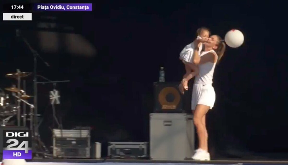 VIDEO+FOTO Simona Halep le-a prezentat trofeul de la Wimbledon constănțenilor: mii de oameni au întâmpinat-o cu urale! A urcat pe scenă cu nepoata ei, Tania