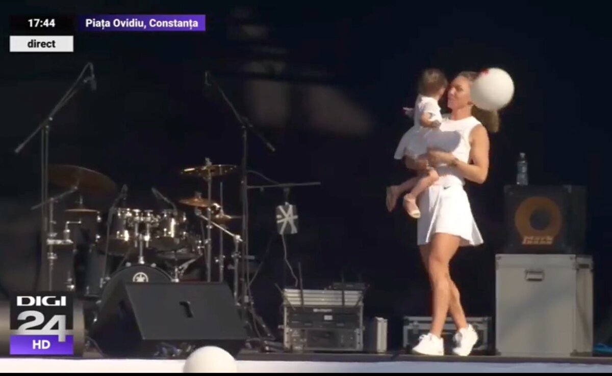 VIDEO+FOTO Simona Halep le-a prezentat trofeul de la Wimbledon constănțenilor: mii de oameni au întâmpinat-o cu urale! A urcat pe scenă cu nepoata ei, Tania