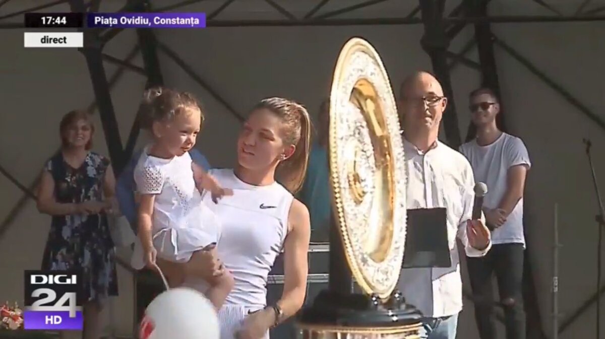 VIDEO+FOTO Simona Halep le-a prezentat trofeul de la Wimbledon constănțenilor: mii de oameni au întâmpinat-o cu urale! A urcat pe scenă cu nepoata ei, Tania