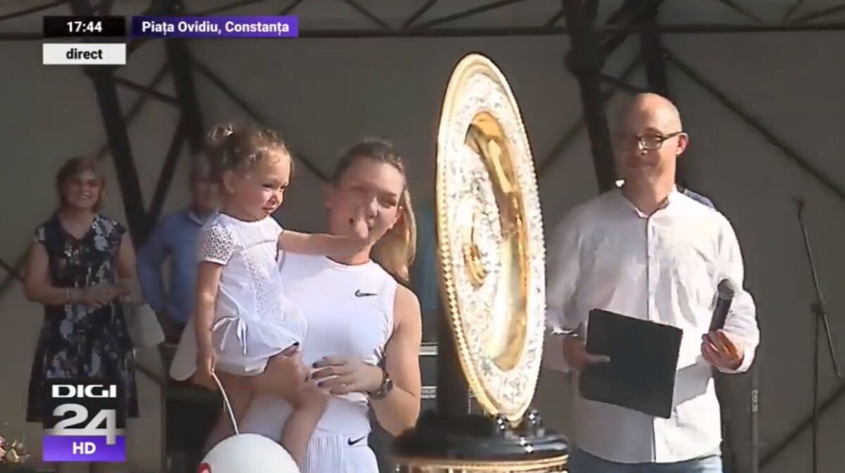 VIDEO+FOTO Simona Halep le-a prezentat trofeul de la Wimbledon constănțenilor: mii de oameni au întâmpinat-o cu urale! A urcat pe scenă cu nepoata ei, Tania