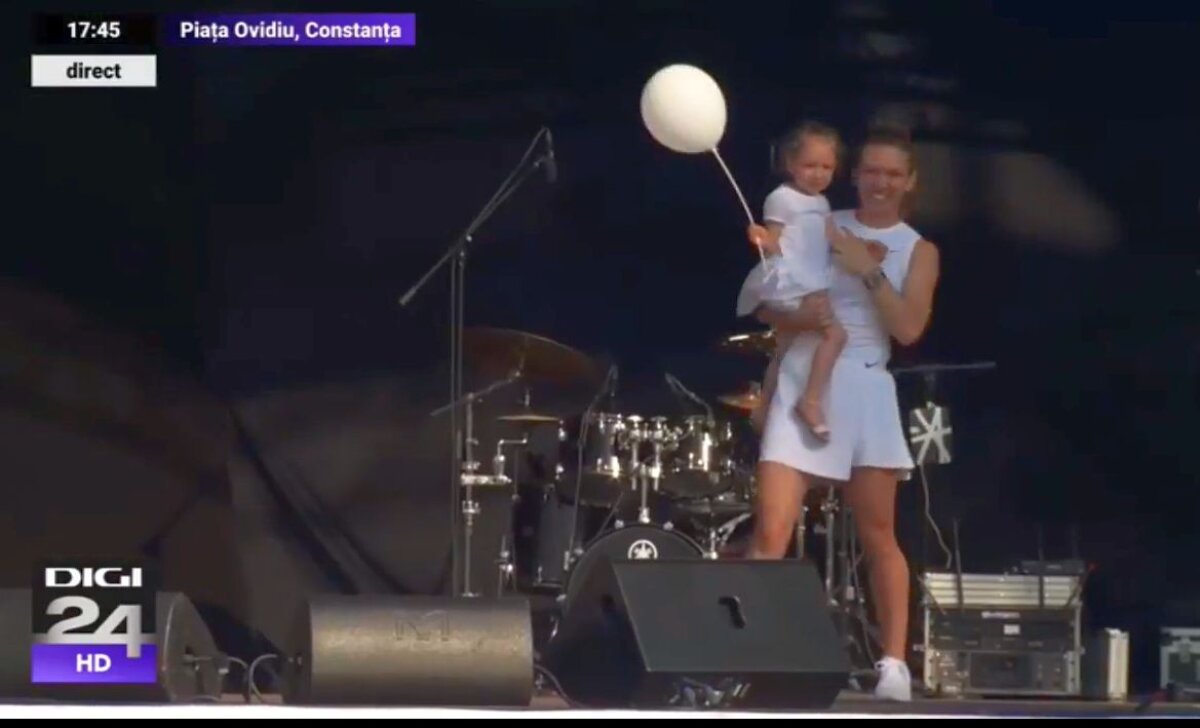 VIDEO+FOTO Simona Halep le-a prezentat trofeul de la Wimbledon constănțenilor: mii de oameni au întâmpinat-o cu urale! A urcat pe scenă cu nepoata ei, Tania