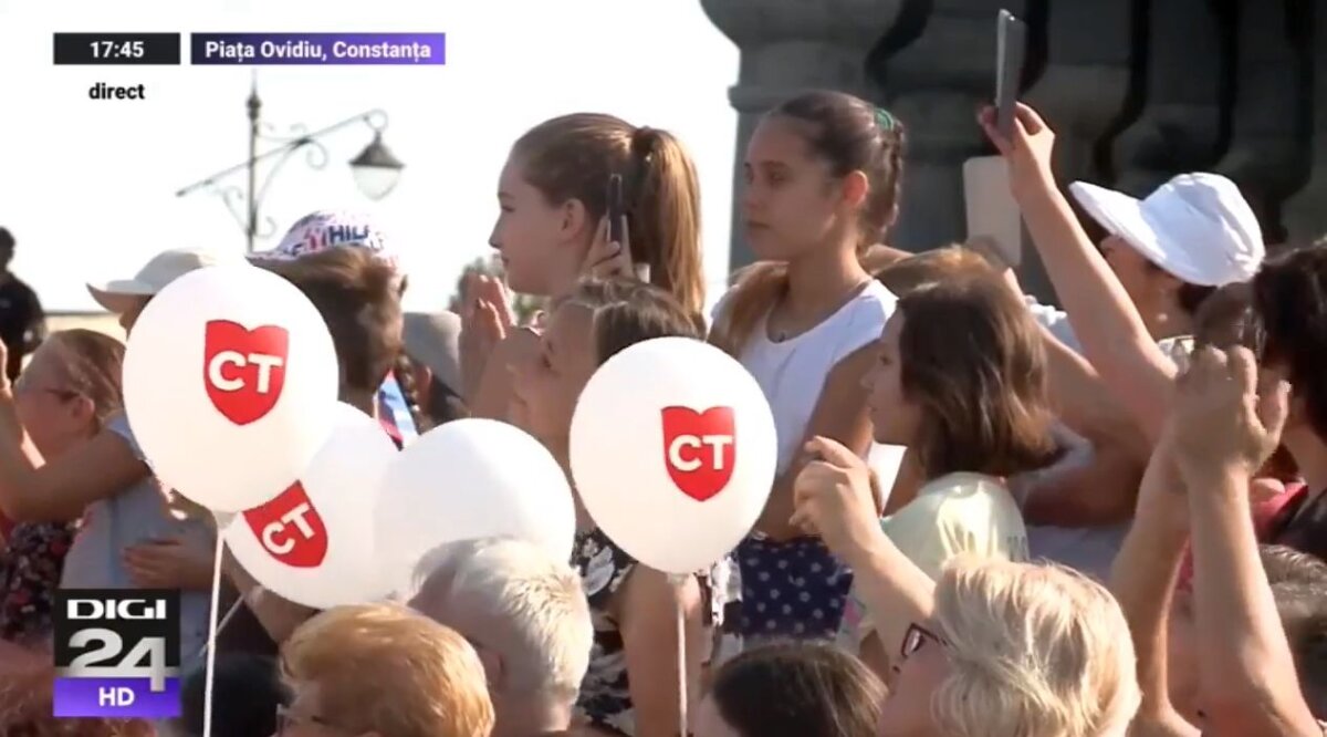 VIDEO+FOTO Simona Halep le-a prezentat trofeul de la Wimbledon constănțenilor: mii de oameni au întâmpinat-o cu urale! A urcat pe scenă cu nepoata ei, Tania