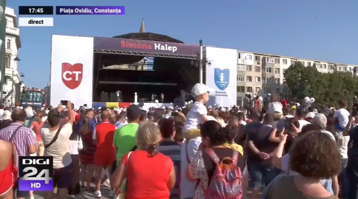 VIDEO+FOTO Simona Halep le-a prezentat trofeul de la Wimbledon constănțenilor: mii de oameni au întâmpinat-o cu urale! A urcat pe scenă cu nepoata ei, Tania