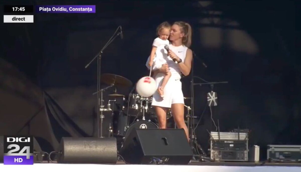 VIDEO+FOTO Simona Halep le-a prezentat trofeul de la Wimbledon constănțenilor: mii de oameni au întâmpinat-o cu urale! A urcat pe scenă cu nepoata ei, Tania