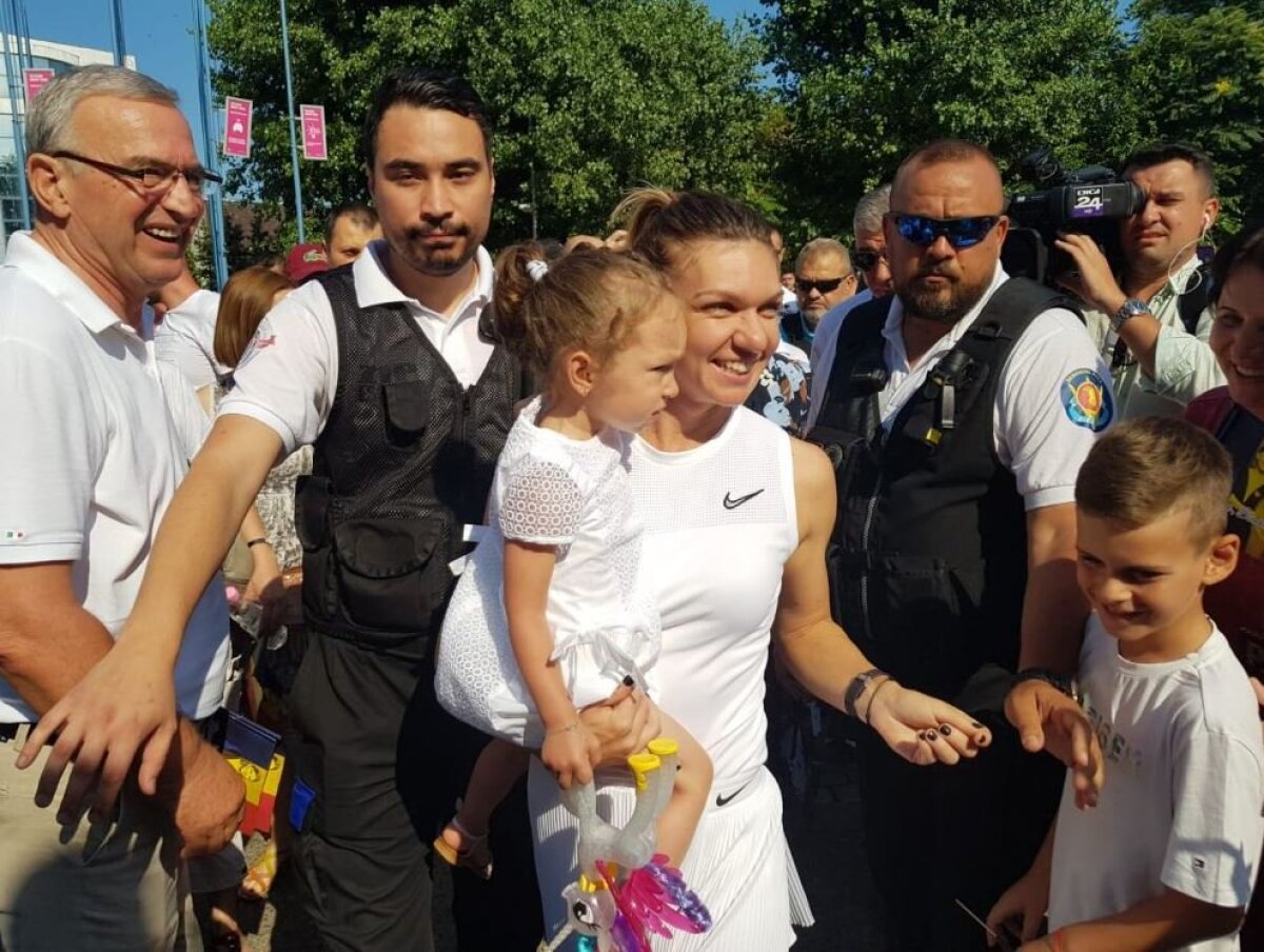 VIDEO+FOTO Simona Halep le-a prezentat trofeul de la Wimbledon constănțenilor: mii de oameni au întâmpinat-o cu urale! A urcat pe scenă cu nepoata ei, Tania