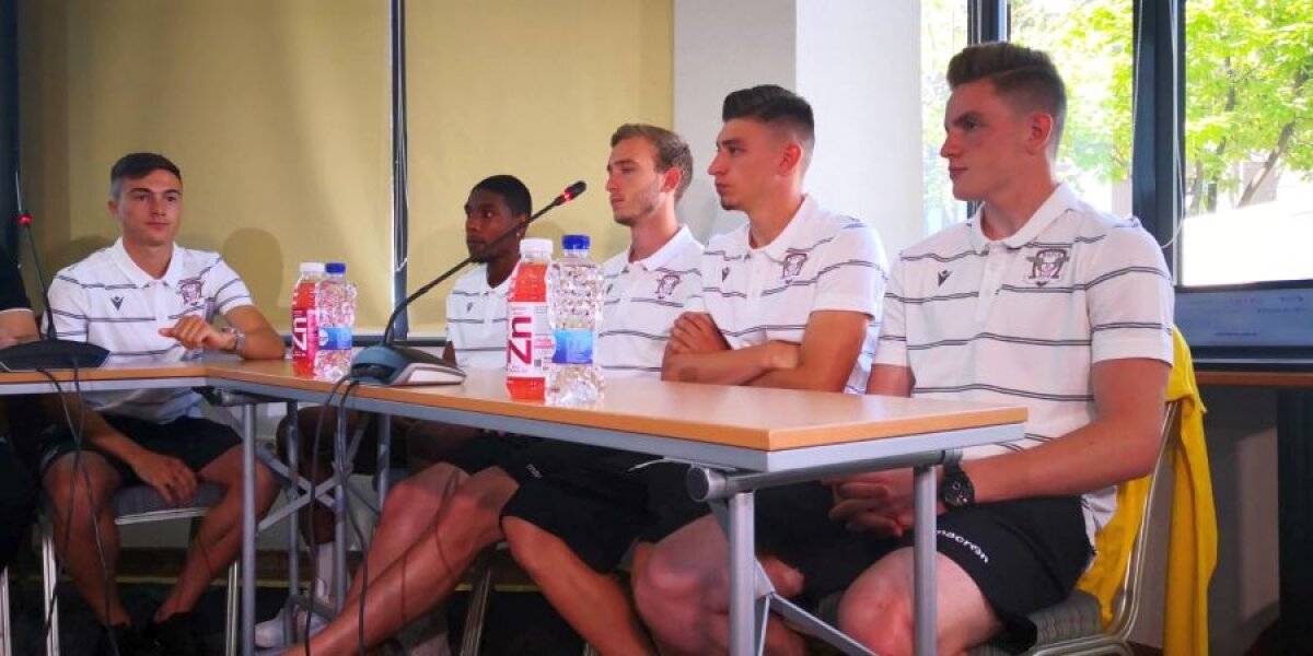 FOTO Rapid e gata de Liga 2! Burcă și Pancu au prezentat noile achiziții și noua firmă de echipament