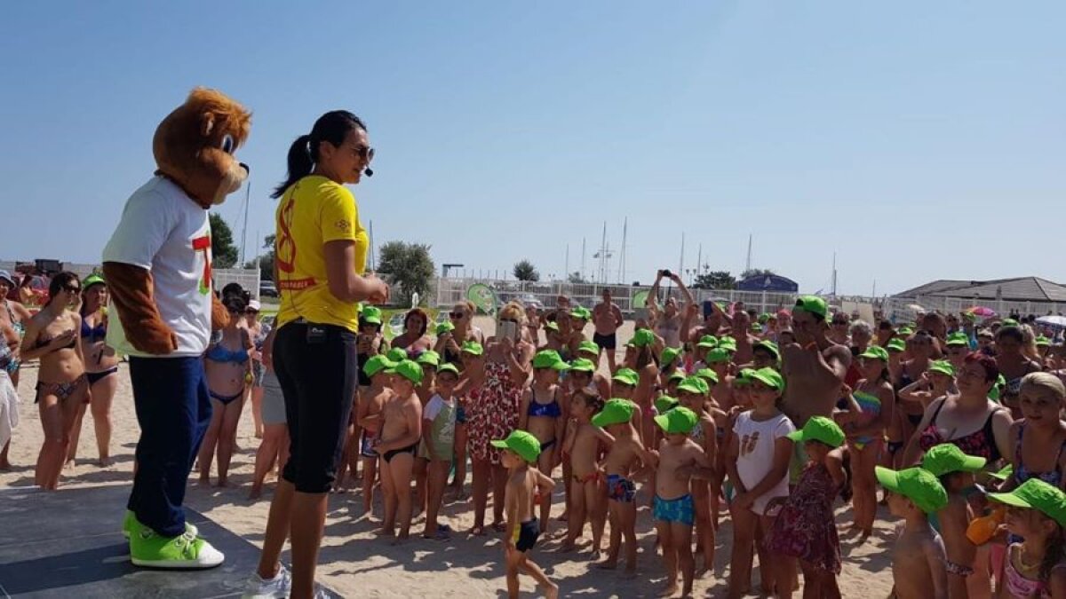FOTO // Cristina Neagu, profesor de sport pentru o zi! I-a pus la treabă pe copiii prezenți pe plajă
