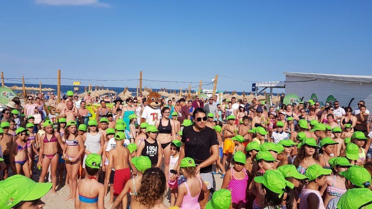 FOTO // Cristina Neagu, profesor de sport pentru o zi! I-a pus la treabă pe copiii prezenți pe plajă