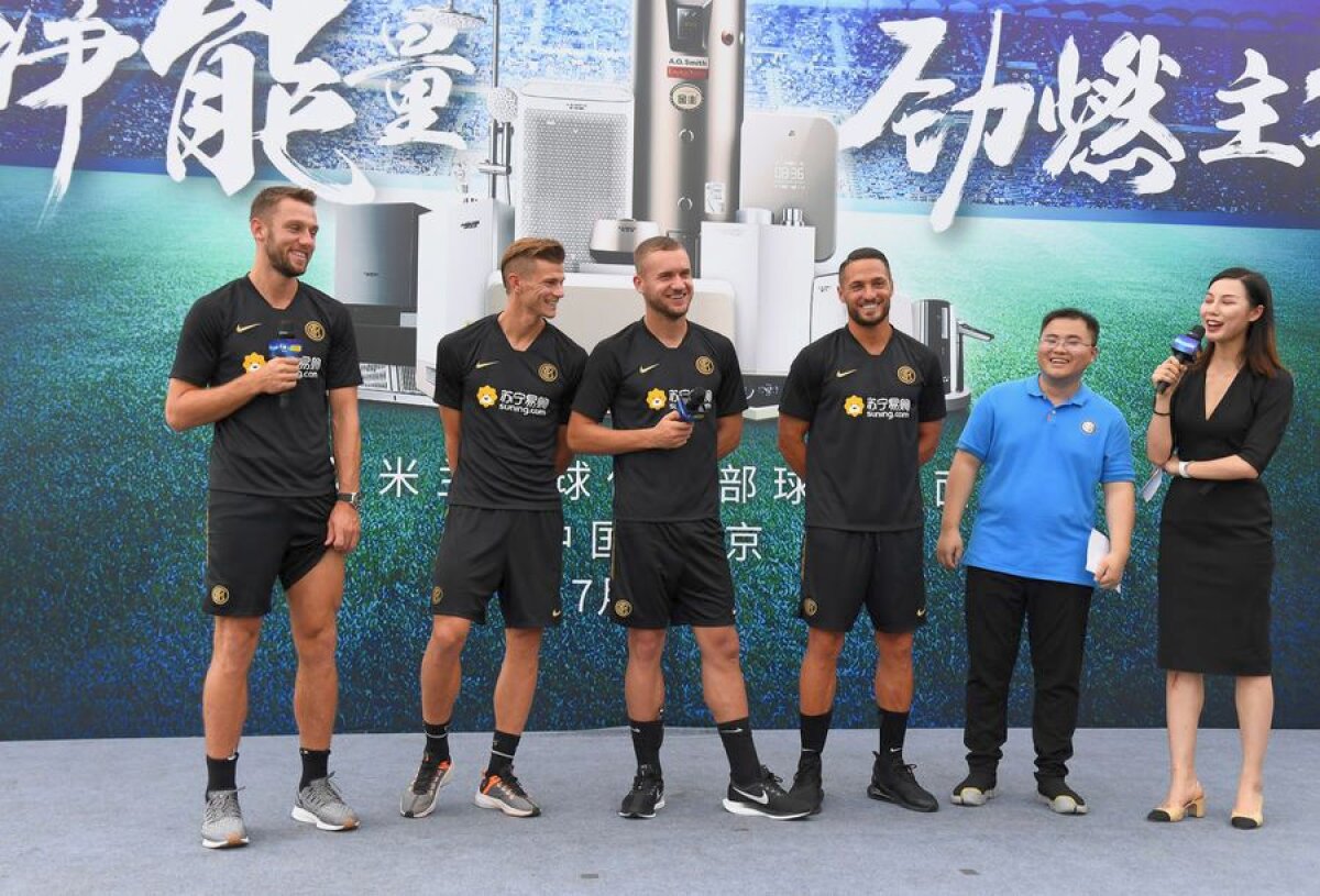 VIDEO+FOTO George Pușcaș, vedetă în China! Românul a dat autografe și s-a pozat cu fanii alături de ceilalți jucători de la Inter