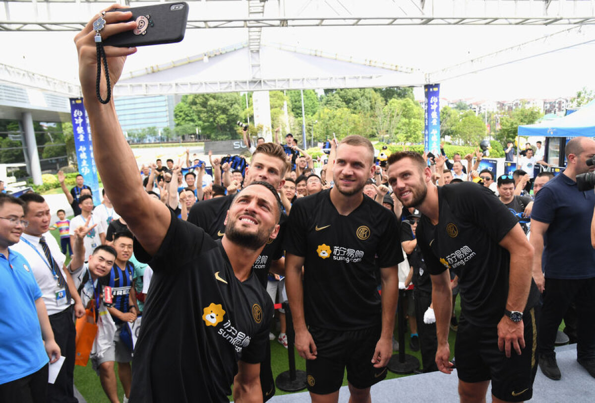 VIDEO+FOTO George Pușcaș, vedetă în China! Românul a dat autografe și s-a pozat cu fanii alături de ceilalți jucători de la Inter