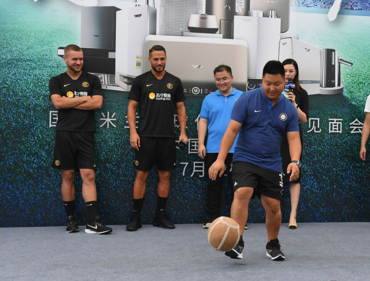 VIDEO+FOTO George Pușcaș, vedetă în China! Românul a dat autografe și s-a pozat cu fanii alături de ceilalți jucători de la Inter