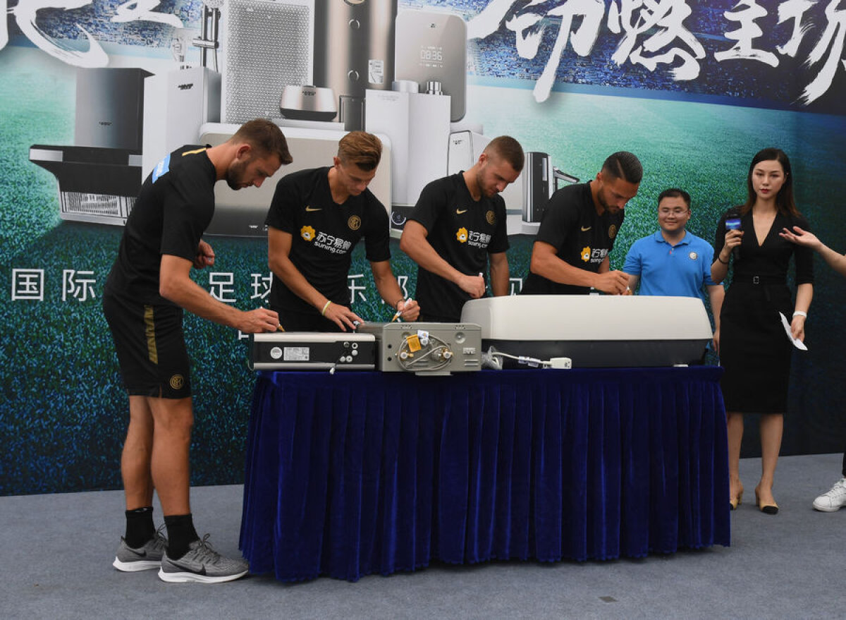 VIDEO+FOTO George Pușcaș, vedetă în China! Românul a dat autografe și s-a pozat cu fanii alături de ceilalți jucători de la Inter