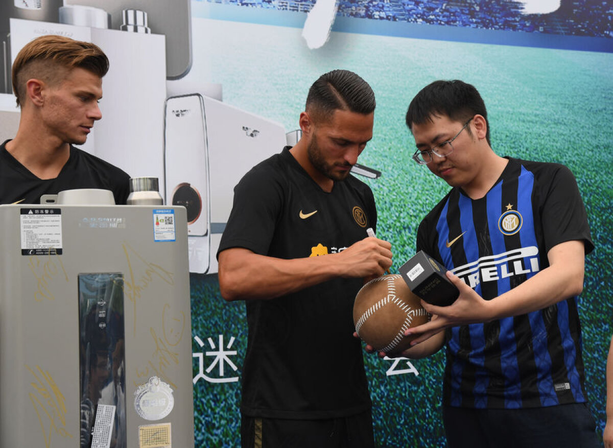 VIDEO+FOTO George Pușcaș, vedetă în China! Românul a dat autografe și s-a pozat cu fanii alături de ceilalți jucători de la Inter