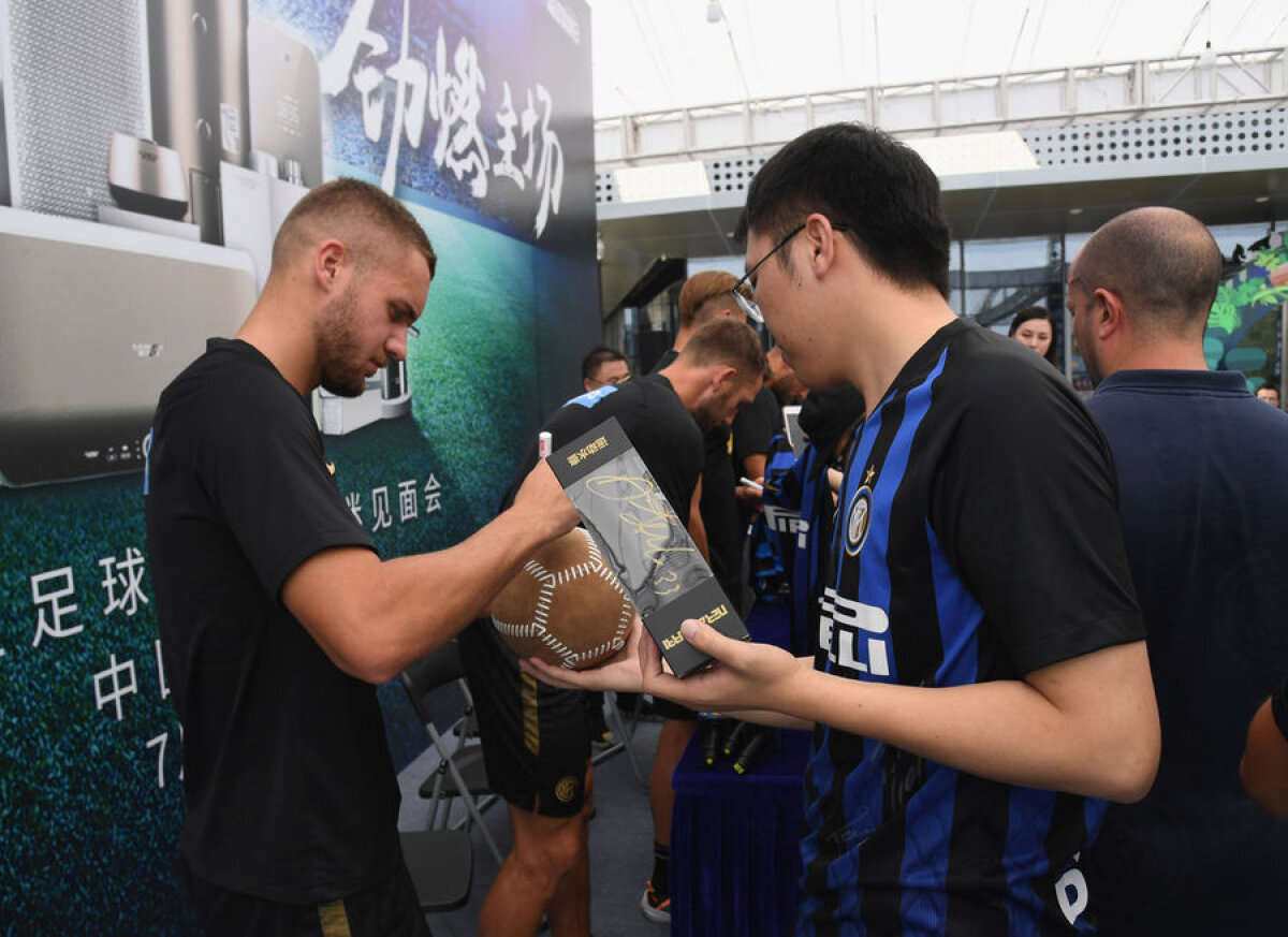 VIDEO+FOTO George Pușcaș, vedetă în China! Românul a dat autografe și s-a pozat cu fanii alături de ceilalți jucători de la Inter