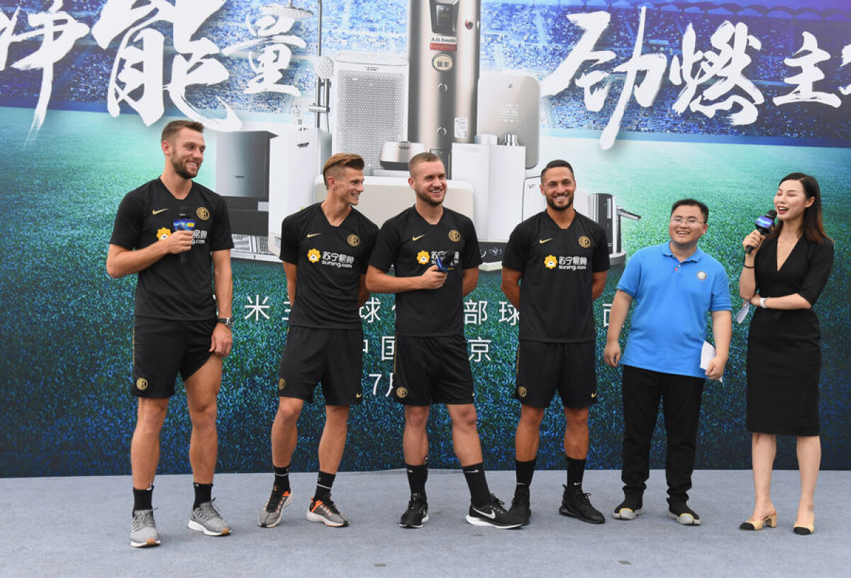 VIDEO+FOTO George Pușcaș, vedetă în China! Românul a dat autografe și s-a pozat cu fanii alături de ceilalți jucători de la Inter