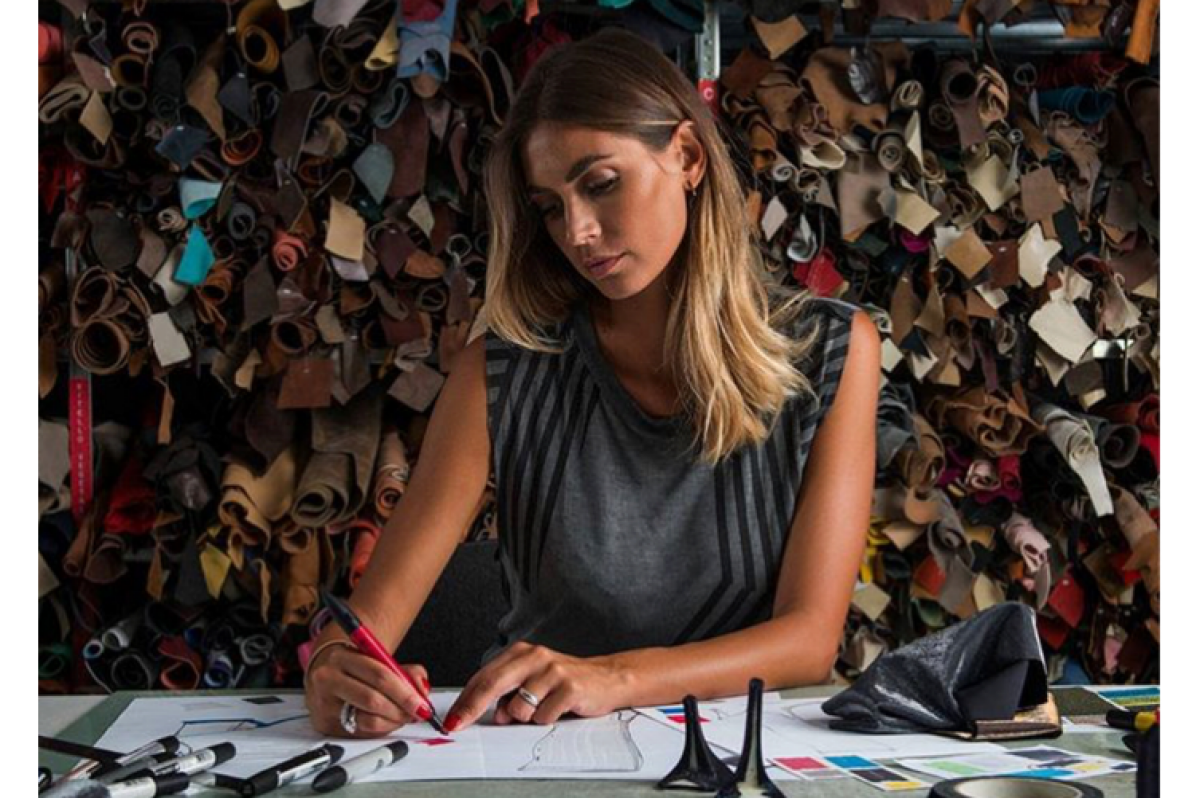 GALERIE FOTO Melissa Satta, soția lui Kevin Prince Boateng, poze sexy printre trandafirii primiți de la fotbalist