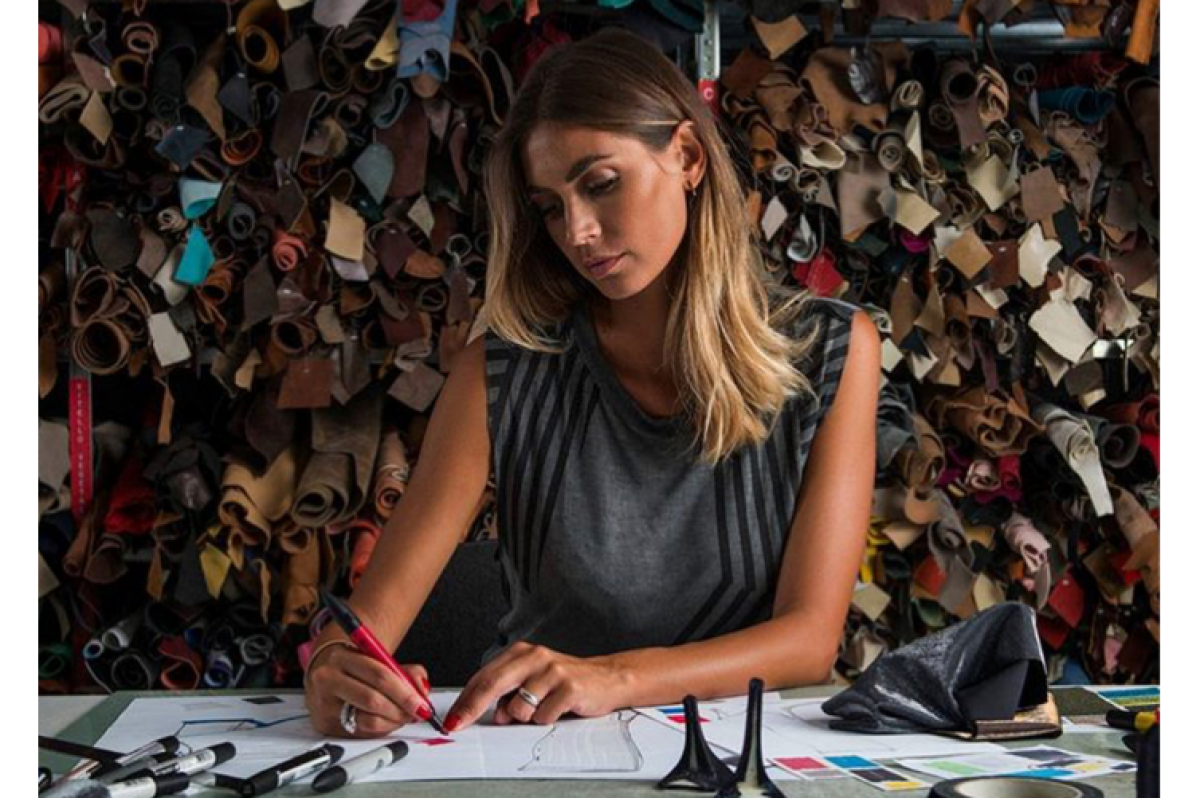 GALERIE FOTO Melissa Satta, soția lui Kevin Prince Boateng, poze sexy printre trandafirii primiți de la fotbalist