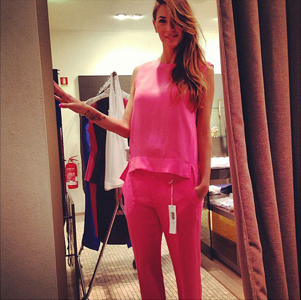 GALERIE FOTO Melissa Satta, soția lui Kevin Prince Boateng, poze sexy printre trandafirii primiți de la fotbalist