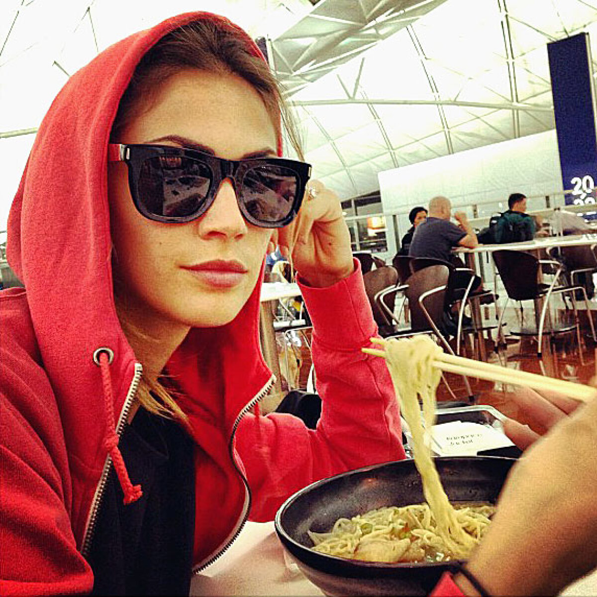 GALERIE FOTO Melissa Satta, soția lui Kevin Prince Boateng, poze sexy printre trandafirii primiți de la fotbalist