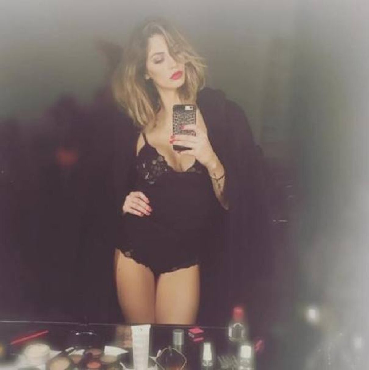 GALERIE FOTO Melissa Satta, soția lui Kevin Prince Boateng, poze sexy printre trandafirii primiți de la fotbalist