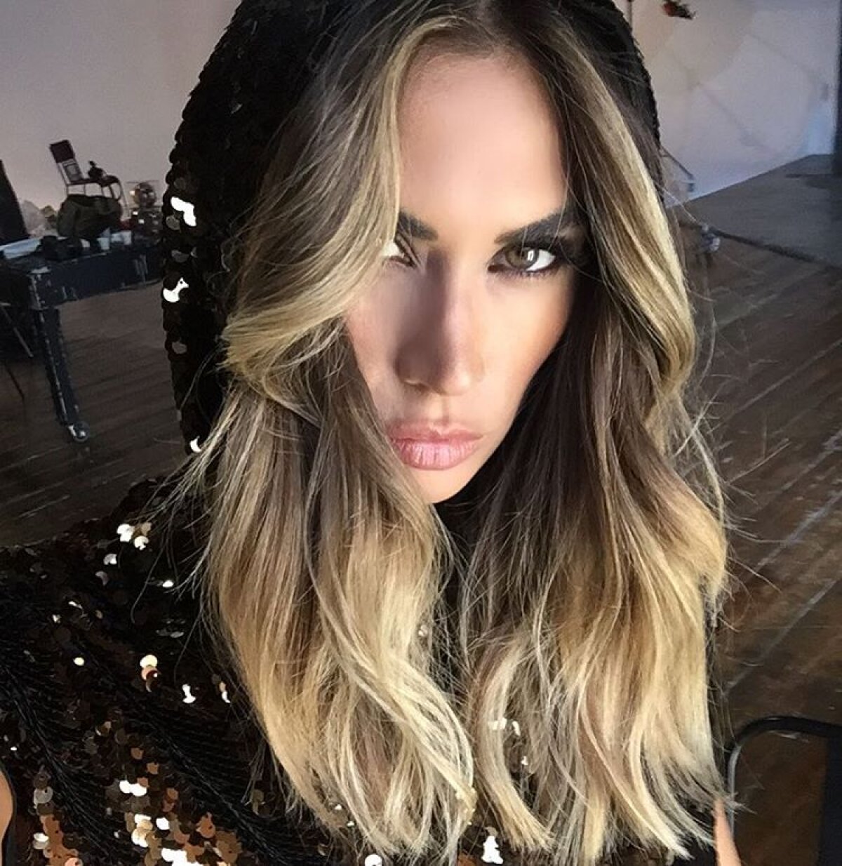 GALERIE FOTO Melissa Satta, soția lui Kevin Prince Boateng, poze sexy printre trandafirii primiți de la fotbalist
