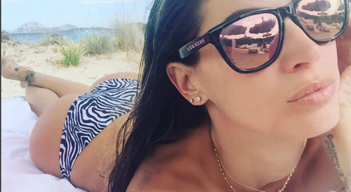 GALERIE FOTO Melissa Satta, soția lui Kevin Prince Boateng, poze sexy printre trandafirii primiți de la fotbalist