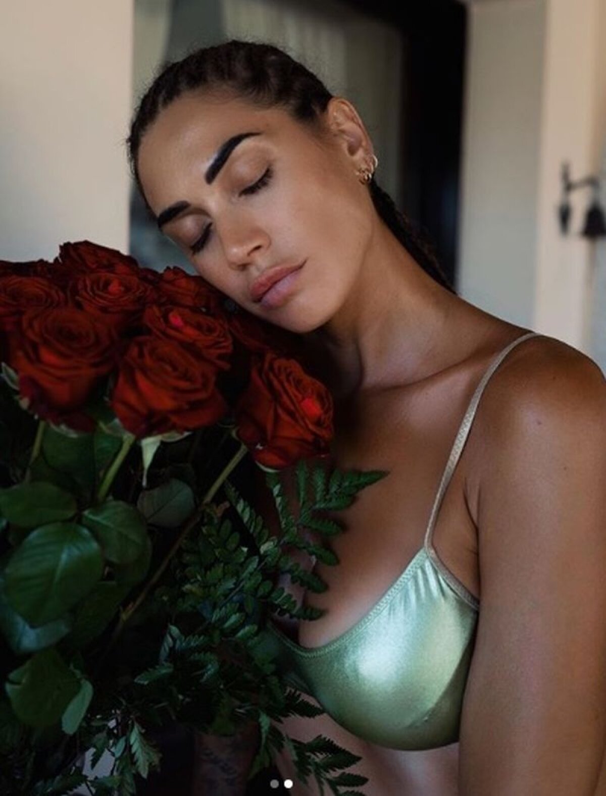 GALERIE FOTO Melissa Satta, soția lui Kevin Prince Boateng, poze sexy printre trandafirii primiți de la fotbalist