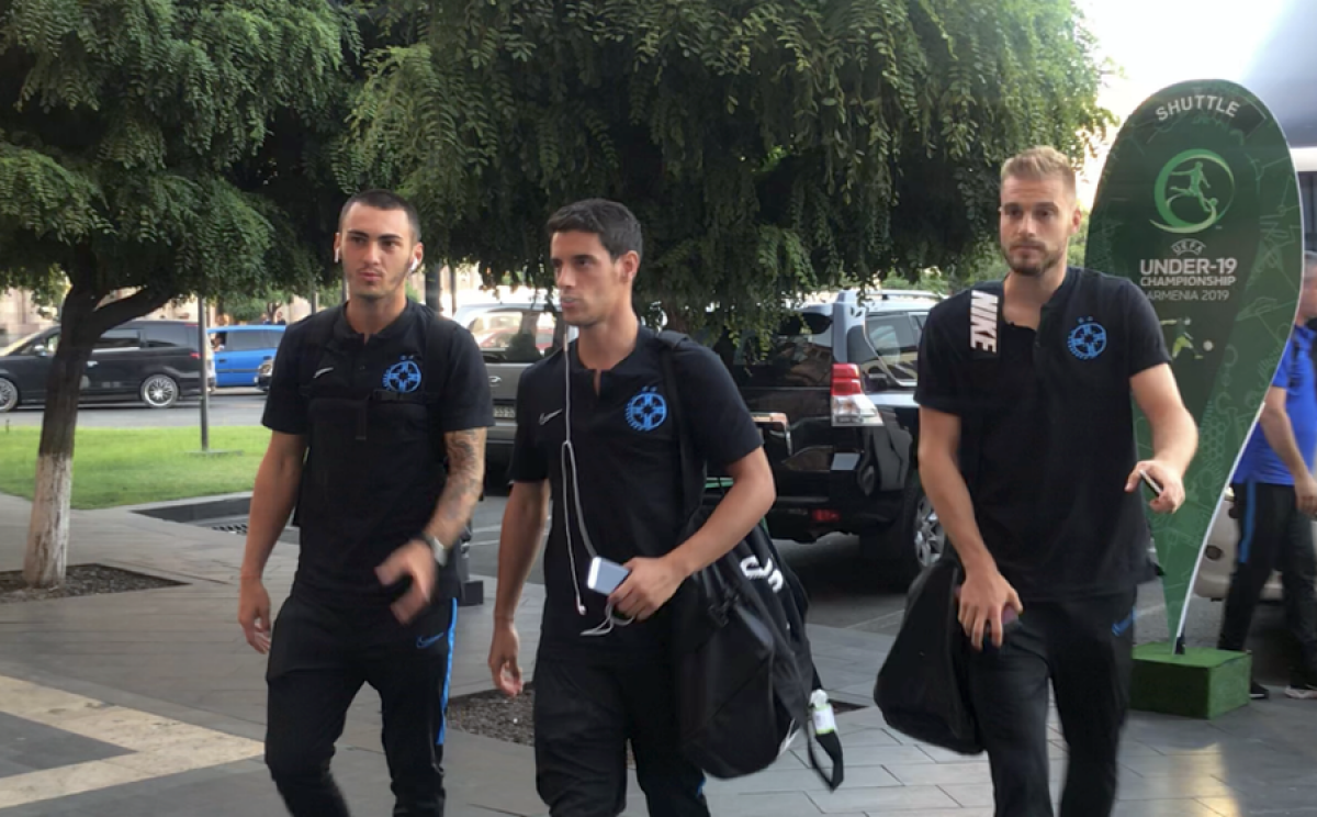 ALASHKERT - FCSB // FOTO Vicecampioana a ajuns la hotelul din Erevan » Cum arată camerele, cum sunt împărțiți elevii lui Andone și cine e singurul oficial care stă la alt etaj