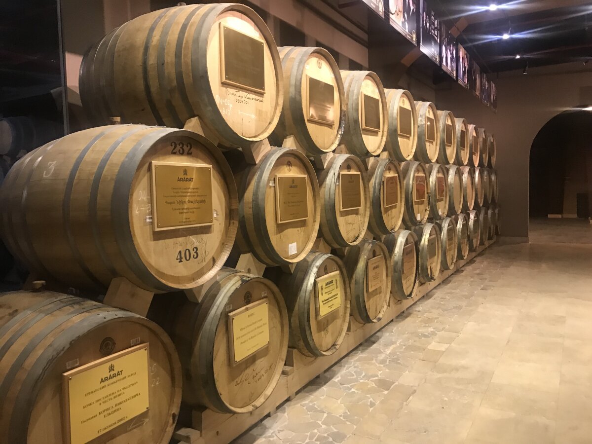 ALASHKERT - FCSB //FOTO  Incursiune printre butoaie de coniac » GSP a vizitat celebra fabrică din Armenia, unde Ion Iliescu și Traian Băsescu stau la loc de cinste