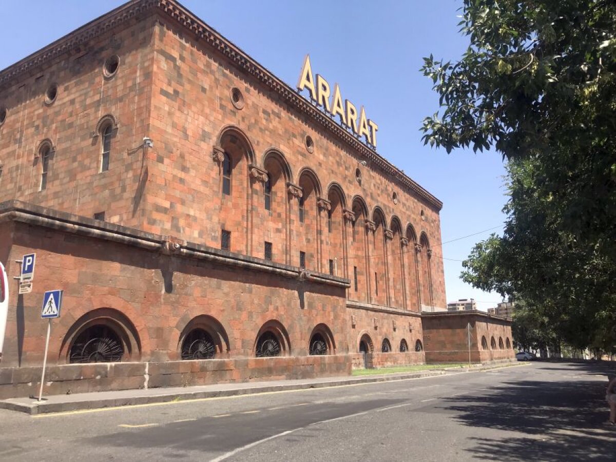 ALASHKERT - FCSB //FOTO  Incursiune printre butoaie de coniac » GSP a vizitat celebra fabrică din Armenia, unde Ion Iliescu și Traian Băsescu stau la loc de cinste