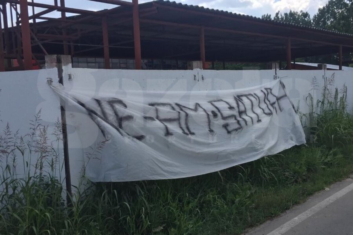 FCSB // FOTO EXCLUSIV Peluza Roș-Albastră a ajuns la capătul răbdării » Protest la baza din Berceni: „Cât vă mai bateți joc de noi?”