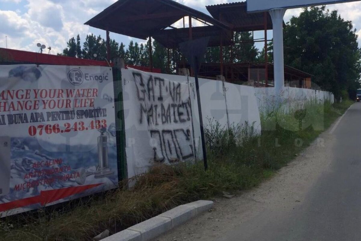 FCSB // FOTO EXCLUSIV Peluza Roș-Albastră a ajuns la capătul răbdării » Protest la baza din Berceni: „Cât vă mai bateți joc de noi?”