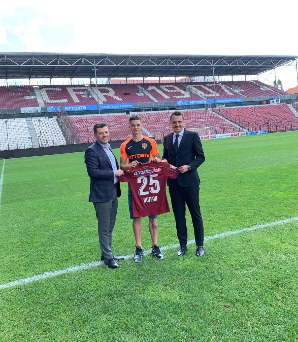 OFICIAL / FOTO Mihai Butean a fost prezentat la CFR Cluj!
