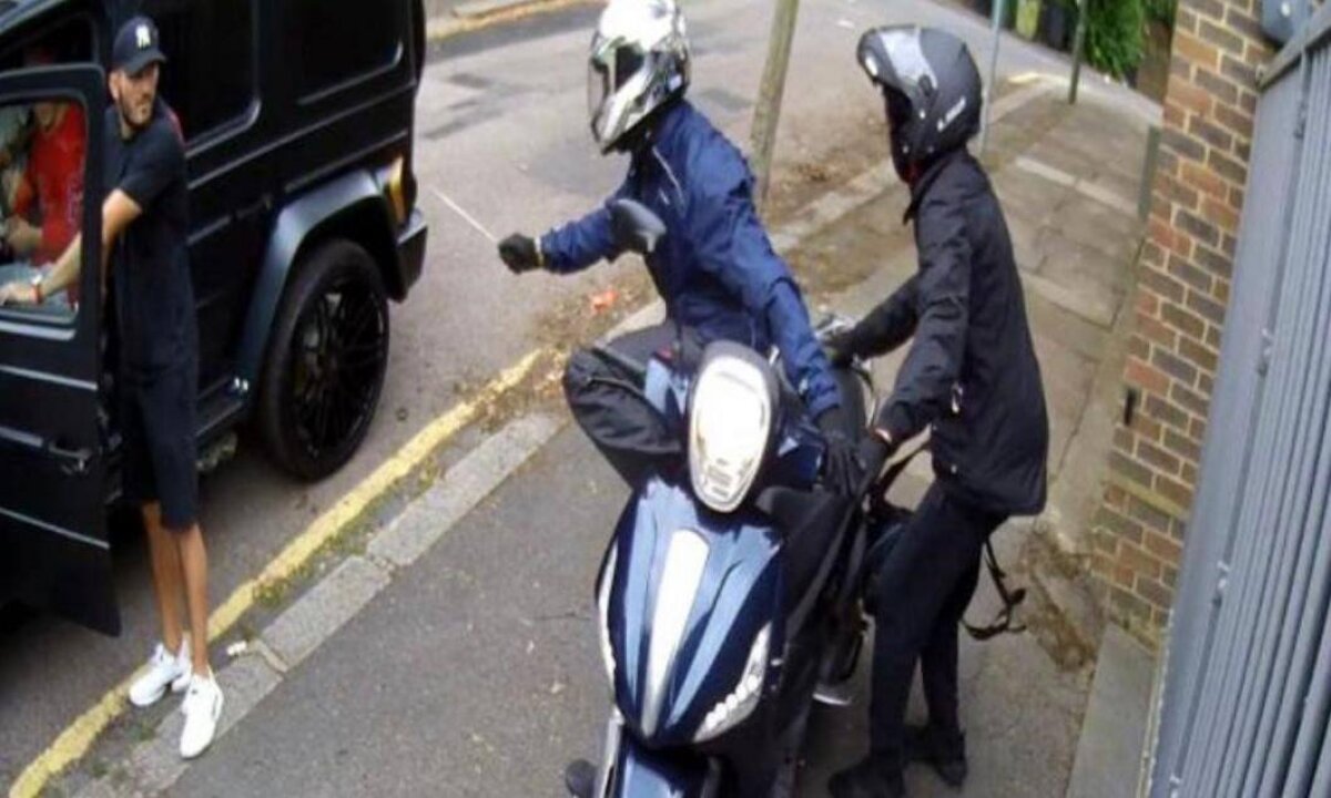 VIDEO Urmărire ca-n filme după ambuscadă! Noi detalii despre atacul cu cuțite în care au fost implicați Özil și Kolašinac