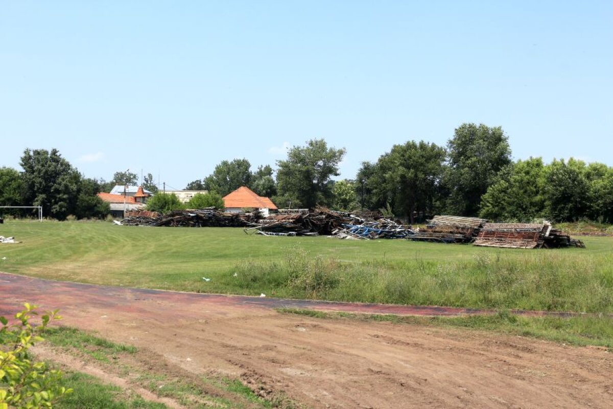 GALERIE FOTO Încă un stadion modern în România! Demolarea vechii arene a început deja