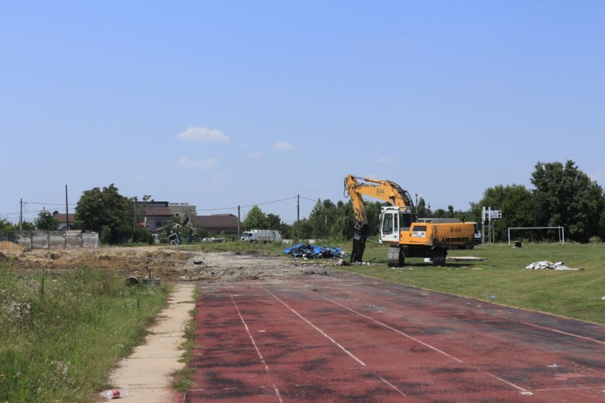 GALERIE FOTO Încă un stadion modern în România! Demolarea vechii arene a început deja