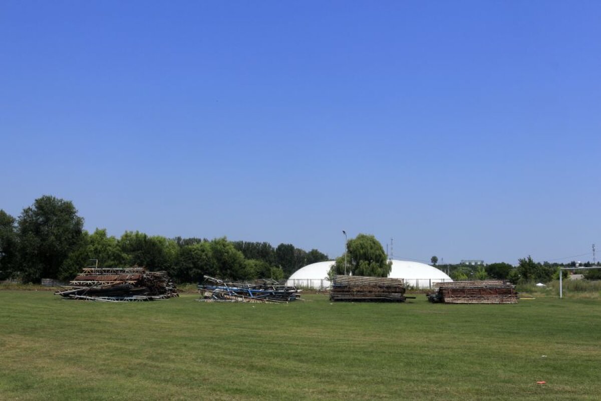 GALERIE FOTO Încă un stadion modern în România! Demolarea vechii arene a început deja