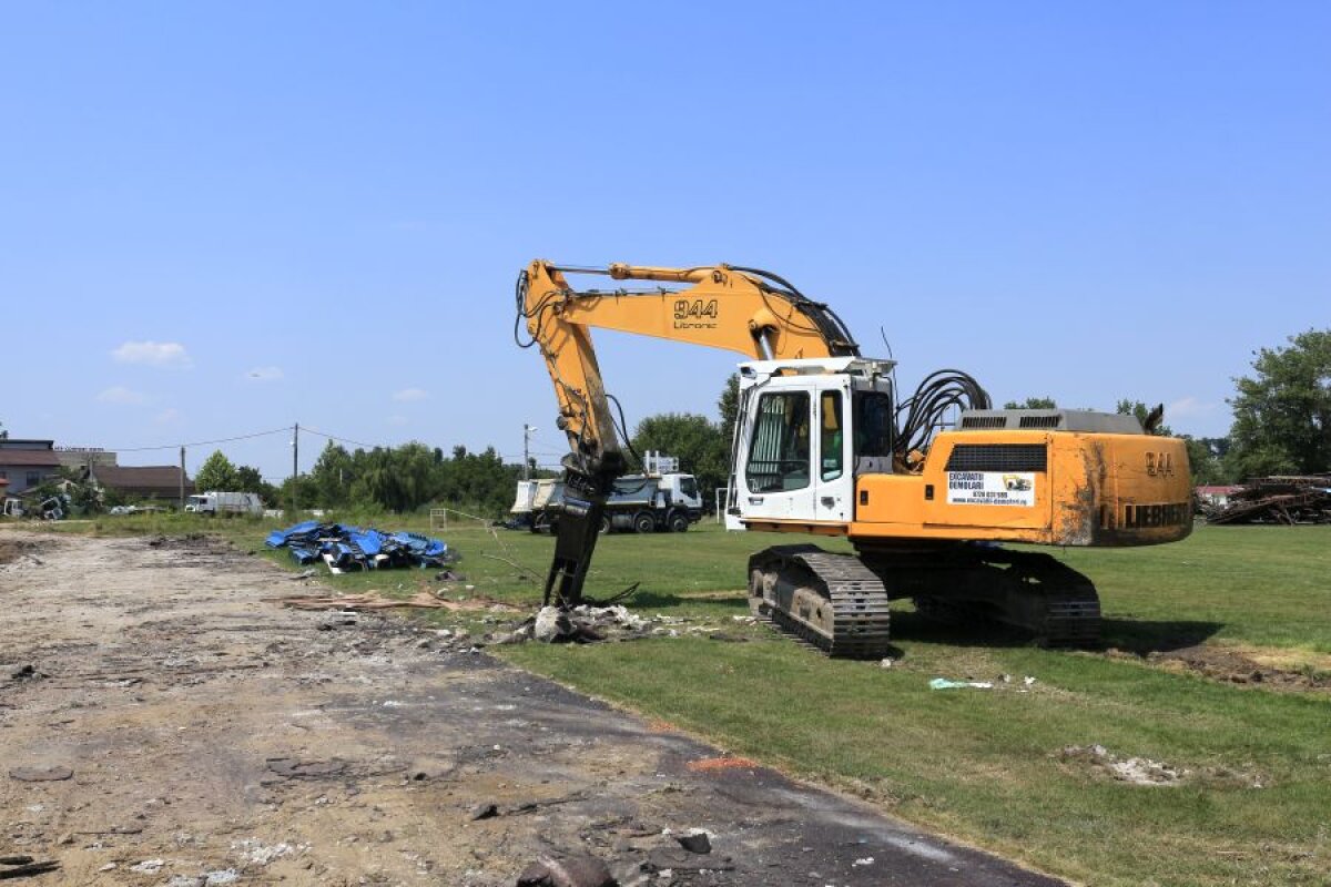 GALERIE FOTO Încă un stadion modern în România! Demolarea vechii arene a început deja