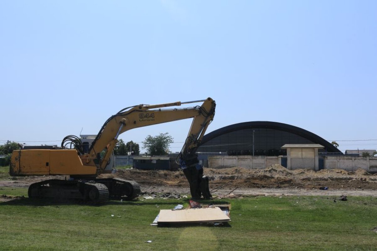 GALERIE FOTO Încă un stadion modern în România! Demolarea vechii arene a început deja