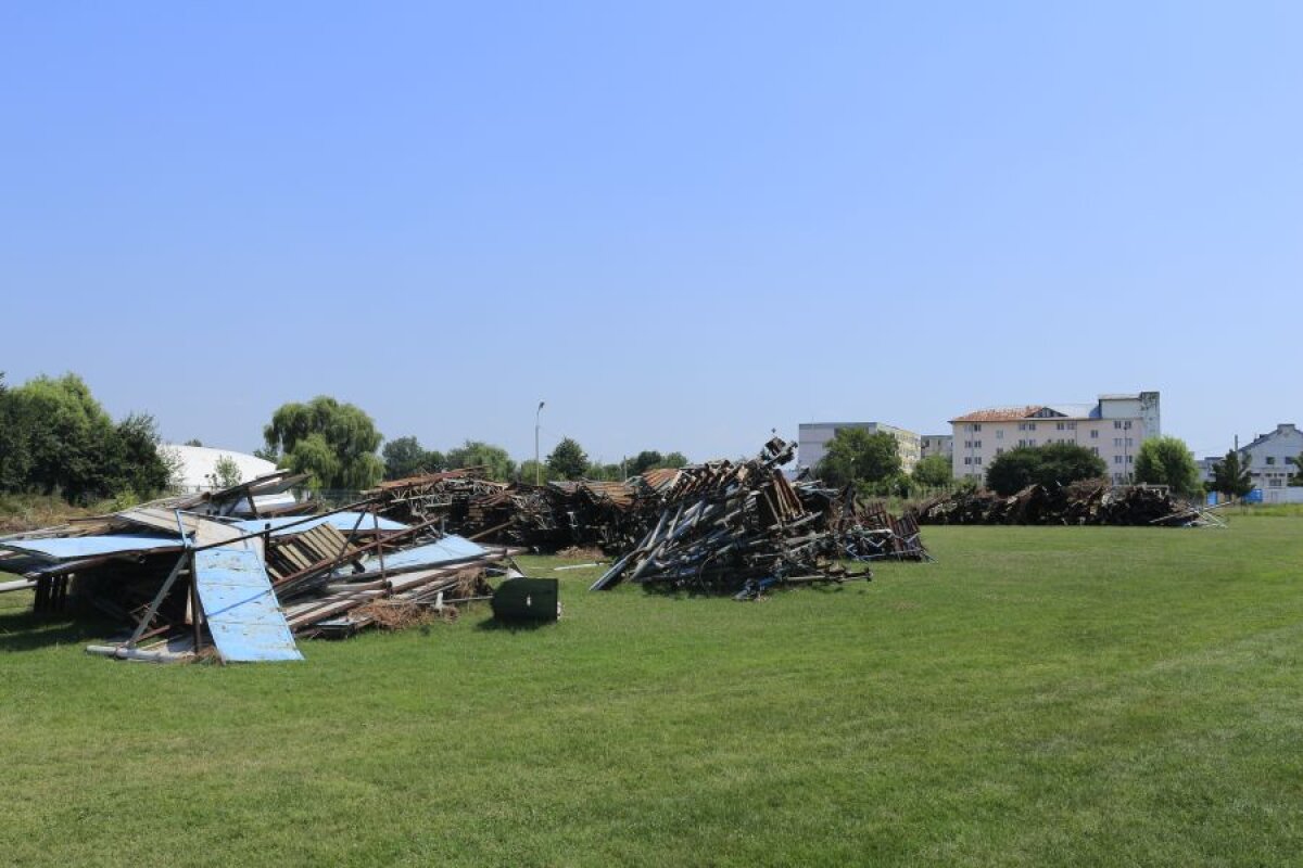 GALERIE FOTO Încă un stadion modern în România! Demolarea vechii arene a început deja