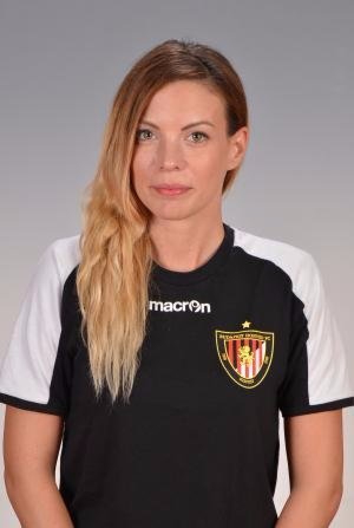 CRAIOVA - HONVED // FOTO Tamara Nemeth, directorul tehnic de la Honved, a atras toate privirile pe „Oblemenco”: „Nu mă sperii de cei 40 de bărbați din club!”