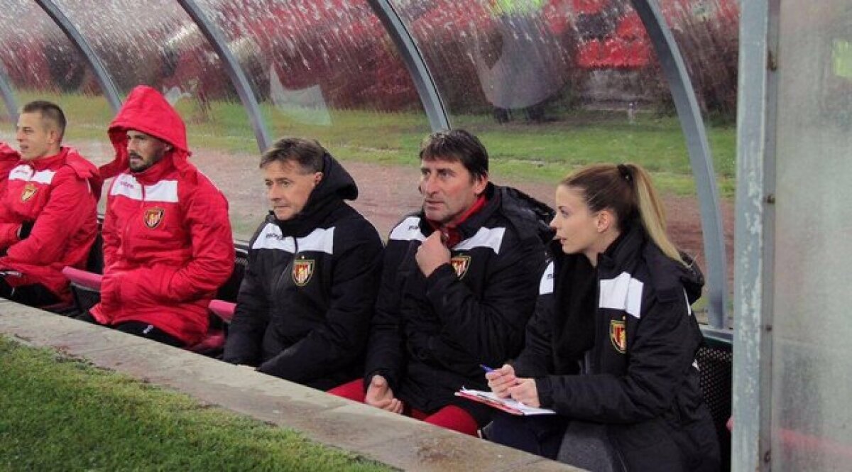 CRAIOVA - HONVED // FOTO Tamara Nemeth, directorul tehnic de la Honved, a atras toate privirile pe „Oblemenco”: „Nu mă sperii de cei 40 de bărbați din club!”